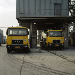 849355 Afbeelding van twee betonauto's op het terrein van de betonmortelfabriek BEFU B.V. (Elektronweg 40) te Utrecht.